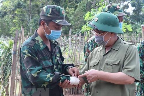 Bí thư Tỉnh ủy Bình Phước tặng quà tại tuyến đầu chống dịch COVID-19