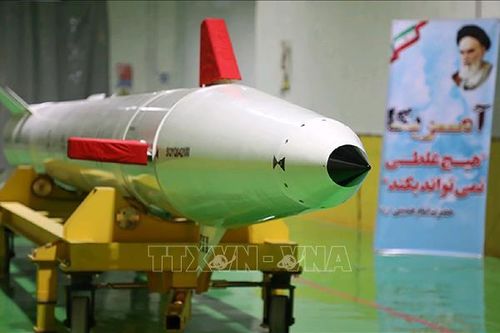 Iran ra mắt tên lửa đạn đạo và tên lửa tầm thấp tự chế tạo