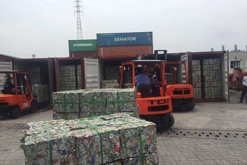 Bắt giữ 6 container phế liệu ngụy trang thức ăn gia súc chuẩn bị xuất khẩu