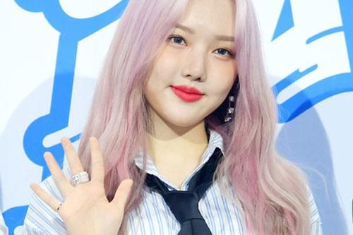 Yerin (GFriend) xuất hiện với gương mặt sưng vù, nghi phẫu thuật thẩm mỹ hỏng, đọ sắc với TWICE và Red Velvet