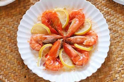 Hấp tôm nước sôi hay nước lạnh đều sai, chỉ cần cho thêm vài giọt này tôm đậm đà hết sạch mùi tanh