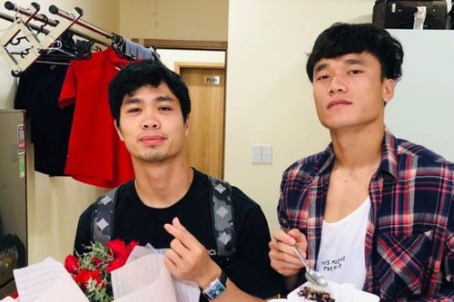 Bùi Tiến Dũng 'cà khịa' Công Phượng khi mua hoa tặng vợ