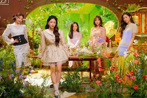 Tung ảnh 5 người đầu tiên trong 2020, fan tá hỏa vì Red Velvet đã... nhá hàng từ trước đó