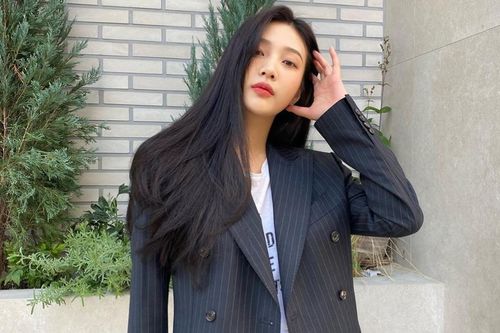 Joy (Red Velvet) gây tranh cãi với chiếc áo phông ủng hộ nữ quyền
