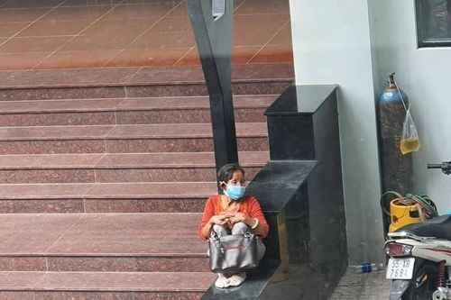 Cay khóe mắt khoảnh khắc cụ bà lặng lẽ ngồi một góc sân trường đợi đứa cháu 'tân sinh viên' vào làm thủ tục nhập học