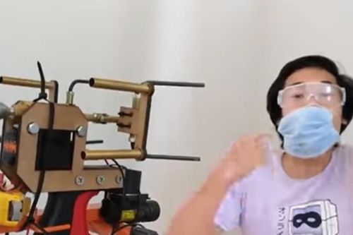 Chàng trai Mỹ sáng chế súng bắn khẩu trang mùa dịch COVID-19