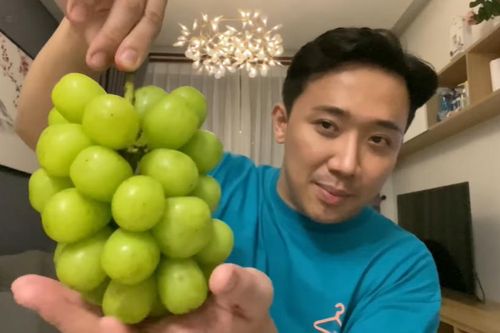 Trấn Thành review chùm nho được tặng có giá lên tới 11 triệu, Quỳnh Trần JP mời sang Nhật để ăn tiếp