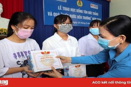 Liên đoàn Lao động An Giang trao học bổng Tôn Đức Thắng lần thứ 25