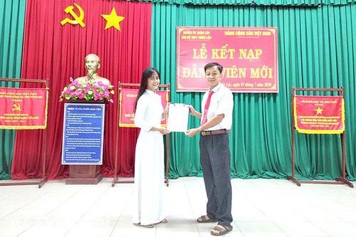 Khi học sinh phấn đấu vào Đảng