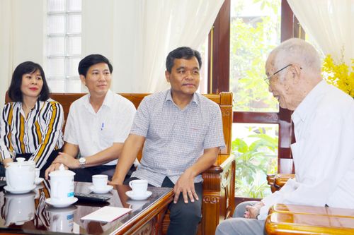Bí thư Tỉnh ủy Hồ Văn Niên thăm, tặng quà cán bộ lão thành cách mạng tại Pleiku