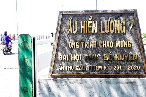 Bảng tên cầu bị mất chữ