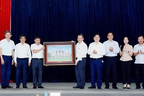 Phó Chủ tịch Quốc hội Phùng Quốc Hiển làm việc tại Nhà máy Nhiệt điện Mông Dương 1