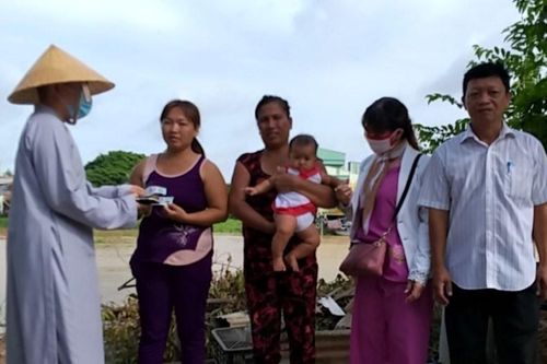 Hỗ trợ những hộ có nhà bị sạt lở, bàn giao nhà tình thương