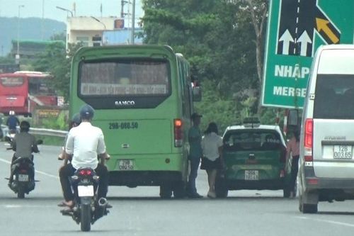 Siết chặt xe dừng, đón trả khách tại các gầm cầu vượt trên cao tốc Hà Nội - Bắc Giang