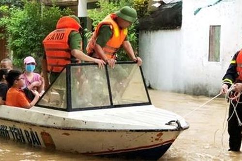 Công an tỉnh Yên Bái khẩn trương giúp người dân khắc phục hậu quả mưa lũ