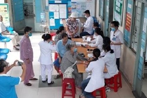 Tăng cường chăm sóc và bảo vệ người bệnh thuộc nhóm nguy cơ cao