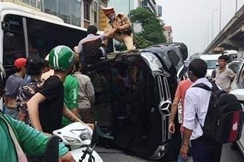 Cứu tài xế trong ô tô Mercedes bị lật nghiêng trên đường