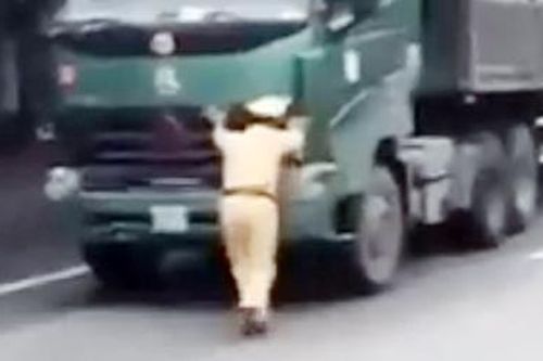 Chở hàng quá tải trọng, tài xế xe tải chống lại hiệu lệnh của CSGT