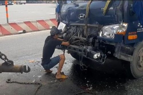 Bốn xe đâm liên hoàn ở Sài Gòn, các tài xế may mắn thoát nạn
