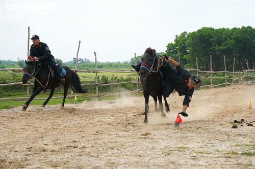 Xem cảnh sát cơ động cưỡi ngựa nhảy vượt rào, đổ rạp người nhặt đồ vật
