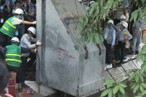 Lắp đặt khối bê tông cuối cùng của bờ kè hồ Hoàn Kiếm dài gần 1.500m