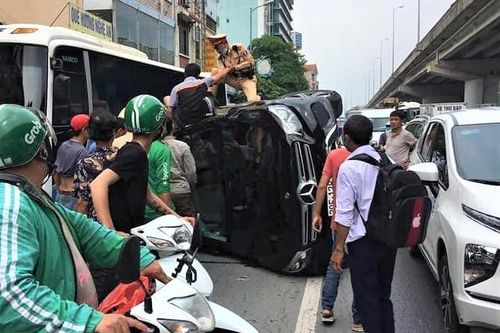 Giải cứu tài xế mắc kẹt trong ô tô lật nghiêng sau tai nạn