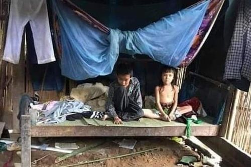 Xót xa cảnh ông bố dân tộc 'gà trống nuôi con' nằm viện điều trị chân hoại tử, hai con thơ nheo nhóc ở nhà