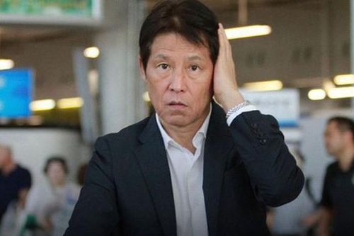 Thái Lan cách ly HLV Nishino 14 ngày