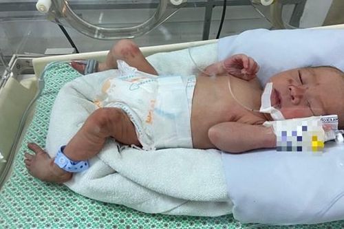 Đã xác định danh tính mẹ bé sơ sinh 'bị bỏ rơi giữa khe tường'
