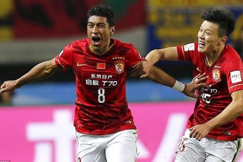 Thủ môn thành tội đồ khi tặng Paulinho bàn thắng