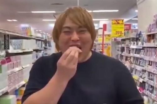 YouTuber nhiễm Covid-19 bị bắt vì ăn lén sashimi ở siêu thị