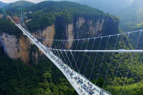 Cầu kính dài 268 m treo ngang hẻm núi ở Trung Quốc