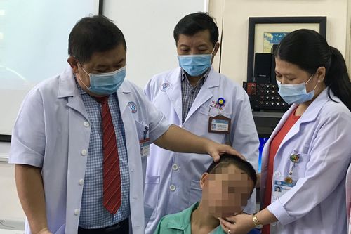 Cắt khối u vòm mũi họng lớn nhất Việt Nam cho bé trai 13 tuổi