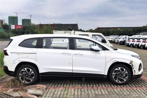 Hyundai Custo ra mắt, MPV 6 chỗ trang bị động cơ tăng áp 2.0L