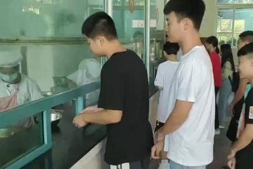 Bỏ thừa nhiều đồ ăn, học sinh Trung Quốc bị phạt tiền