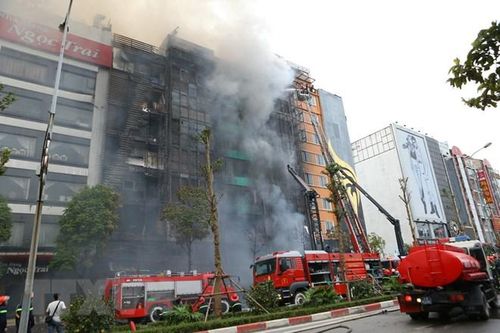 Biển quảng cáo tiềm ẩn nguy cơ cháy nổ