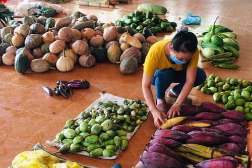 Bà con miền núi Quảng Nam chia sẻ thực phẩm với người dân vùng dịch