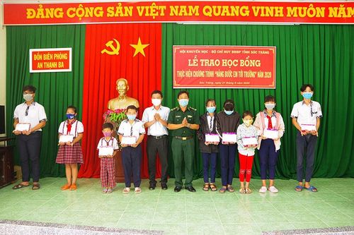 Trao 200 suất học bổng cho học sinh nghèo Sóc Trăng
