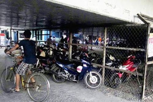 Bãi giữ xe dưới gầm cầu vượt Phú Mỹ