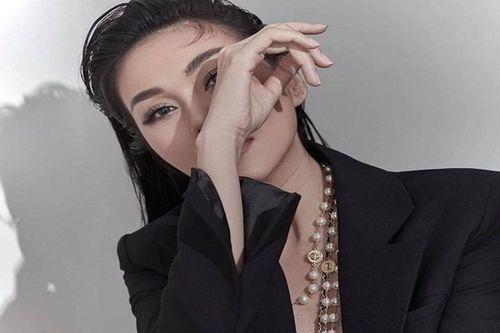 Thanh Hằng 'thả rông' vòng 1 siêu gợi cảm cùng phụ kiện Chanel