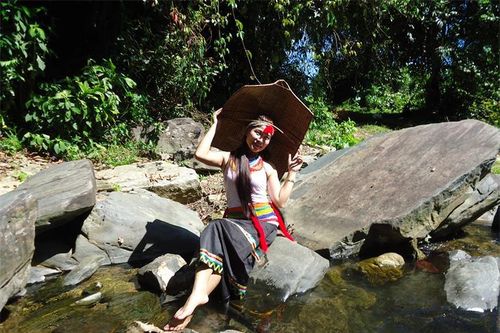 Nét đẹp thiếu nữ Cor trong trang phục truyền thống