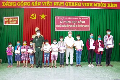 BĐBP Sóc Trăng: Trao 200 suất học bổng 'Nâng bước em đến trường' trước thềm năm học mới
