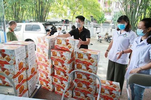 Báo An ninh Thủ đô trao tặng sản phẩm nước uống cho y bác sĩ Bệnh viện CATP Hà Nội