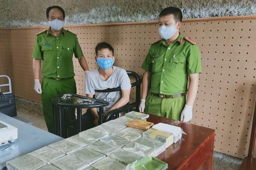 Bắt đối tượng vận chuyển 53 bánh heroin dùng súng điên cuồng chống trả Công an