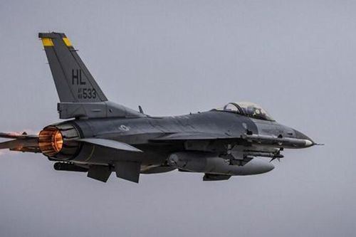 Việc phi công tiêm kích F-16 thua 5-0 trong không chiến với AI nói lên điều gì?