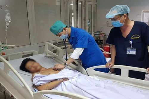 Cứu sống kịp thời bệnh nhân bị thủng tim do đạn nổ khi đốt rác