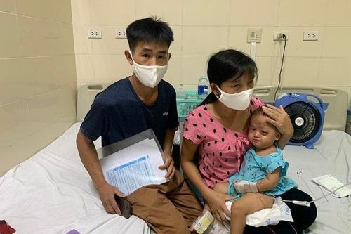 Vét túi được 150 ngàn đồng, bố bật khóc vì không mua nổi thuốc cho con