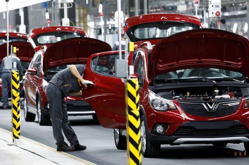 Đại lý hạ giá, nhà nước giảm thu phí: Ô tô vẫn ế đầy kho