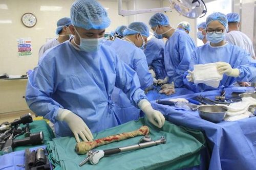 Người đàn ông 'tháp nghiêng' trải qua cuộc phẫu thuật chưa từng có
