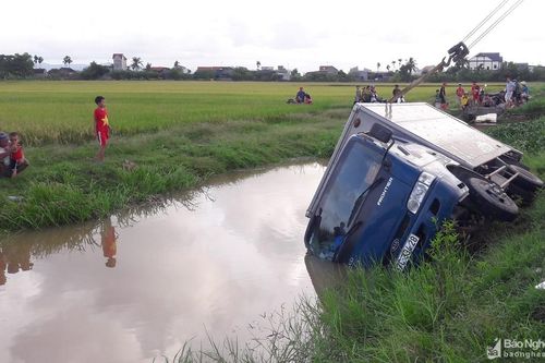 Mất lái, ô tô tải lật nhào dưới mương nước